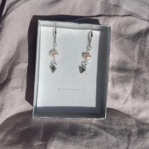Tiny Pearly spike örhängen  - 35kr per par💞