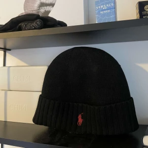 Ralph lauren - mössa - Säljer denna super snygga mössa från Ralph lauren. Knappt använd. ( säljer åt min kille ) kom privat för mer frågor eller bilder, priset går alltid att diskutera 🫶🏻