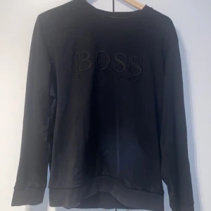 Hugoboss tröja  - Bra skick använd ett få antal gånger.  Storlek XXL men sitter som en L 