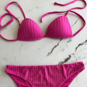 Bikini - Tvär snygg bikini från Calzedonia som tyvärr e för liten💕 Använd 2 gånger🌴 Nypris för sättet är 1000kr🤗 Säljer sättet för 700kr eller överdel för 400kr🫶🏻 Pris kan diskuteras