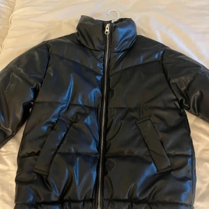 Puffer jacket  - En puffer jacket fast i läder. Har haft den ett tag men har ingen mer användning av den. Det är inga fläckar på jackan, dragskedjan funkar men det enda är att resorbandet längst ner på jackan har tyvärr gått av.  Ordinare pris 499kr