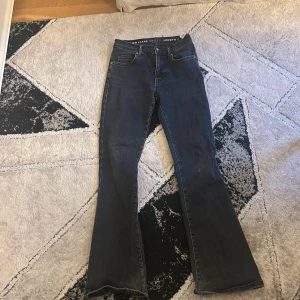 Low waist flared jeans, black, bik bok - Ordinarie pris är 699kr så jag tänker sälja de för ungefär 400-500kr inte så stora skador förutom lite där nere men märks knappt. O som ni kanske ser lite vid knappen men inget farligt