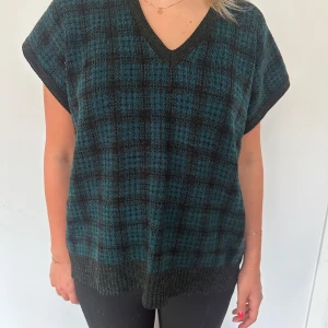 Väst - Snygg grön pulloverväst som är större i storleken. Snygg över klänning som över skjorta!