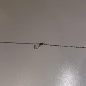 Edblad halsband  - Silvrigt halsband från Edblad  Det är ett J och den har små Diana inuti.