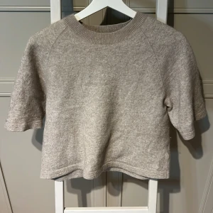Stickad tröja  - Jättefin tröja från other stories. Använt den ganska mycket, men inga skador💞 köpte för 700kr, råka krympa i tvätten men inget som syns bara att den är lite mindre den är storlek S men skulle säga XS🥰