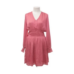 Neo noir klänning - Super fin rosa Neo noir klänning🥰Har använt den 2 gånger bara då den är lite stor. Jättefin färg och skönt material. Köpte den för runt 800kr men säljer den för 480 kr. Pris kan diskuteras💕💕