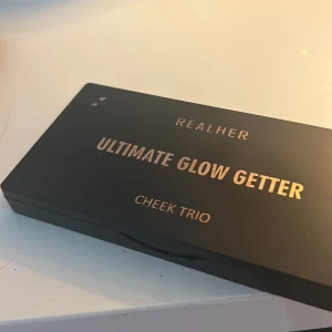 Glitter palett  - Super fint sällan andvänd! Tvättar självklart av spegeln och runt om innan köp! Pris går alltid diskutera!