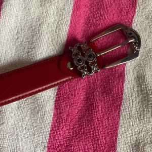  ett skärp som inte passar mig längre  -  ett skärp som en röst kommer från PORTIA