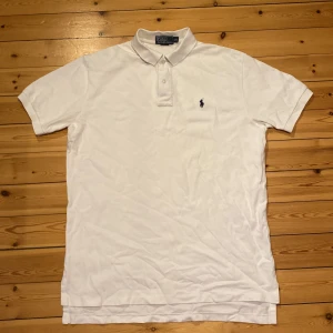 Polo Ralph Lauren piké  - En mycket fin piké från polo Ralph Lauren. Inga defekter. Storlek L.