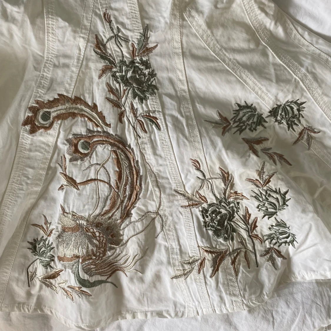 Vit bomullskjol med broderier - 92