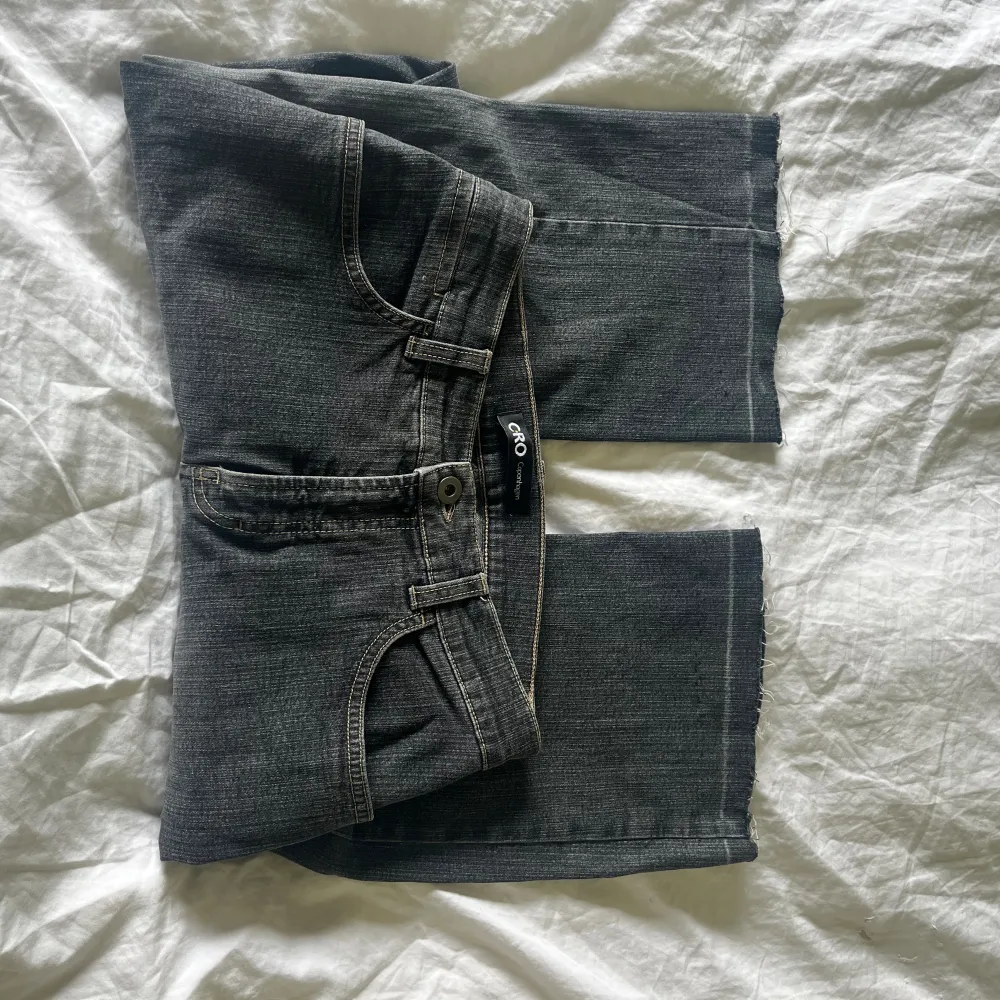 Snygga gråa raka jeans med fin detalj på bakfickan!!. Jeans & Byxor.