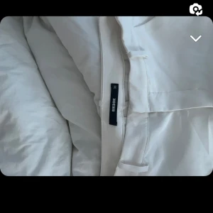 Vita byxor från Bik Bok - Säljer dessa sjukt fina kostymbyxor från Bik Bok i storlek 36, dom är använda 2 gånger och nypris är 500🩷 kan gå ner i pris vid snabbt köp 