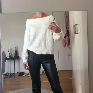 Stickad tröja - Säljer min vita stickade off-shoulder tröja. Aldrig använd. 