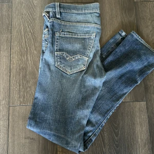 Replay jeans - Hejsan säljer dessa Replay jeans för bra pris, jeans har använts 2 två gånger så är  nästan helt nya, hör av er om ni är intresserad👍