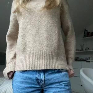 Beige stickad tröja - Beige stickad tröja från Zara. Säljer då den inte kommer till användning längre🤍