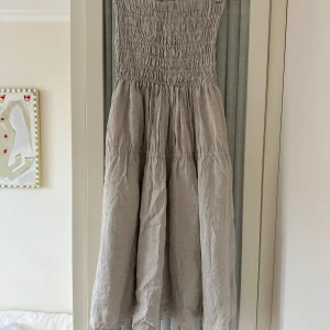 Linneklänning - Kan antingen knytas runt nacken eller bäras som en tubklänning. För mig sitter den uppe utan problem 🦋 Använd ett fåtal gånger men är i mycket fint skick. 100% bomull 