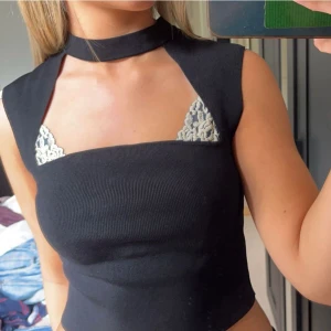 Svart topp - Svart topp ifrån zara med inbyggd choker 