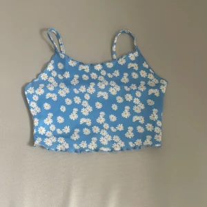 Blommig topp🌸🩵 -  blommigt topp/ Om ni har frågor skriv 🩵🌸
