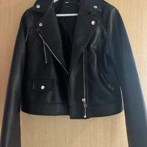 Skinnjacka - Skinnjacka i nyskick, använd 1 gång storlek 36. Säljer då den är för liten för mig.