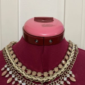 Halsband  - Mycket vacker gjord av dyra stenar