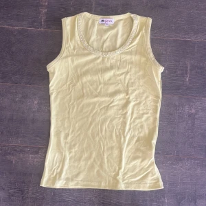 Gul topp - Fin gul vintage topp från Gianini💓skulle säga att färgen skiftar lite mer åt gul/grön som den andra bilden visar