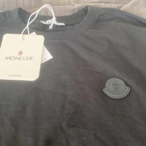 Moncler - Säljer en helt ny Moncler T-shirt går att scana.o använd 