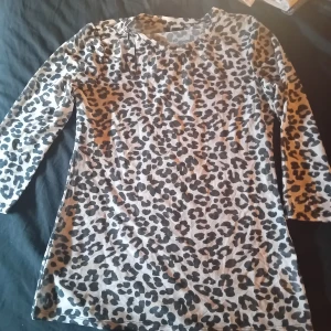 Tunn blues med  - Tunn blus med leopardprint stl S. Aldrig använd