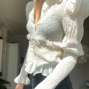 DRÖM skjorta - Otroligt fin skjorta som är lätt att både klä upp och ner, gjord med lyocell och linne. Perfekt skick! 