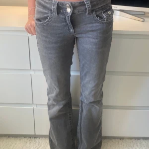 Gråa jeans - Jeans från Gina Young i storlek 158💗 använda 1 gång och har inga defekter💗   