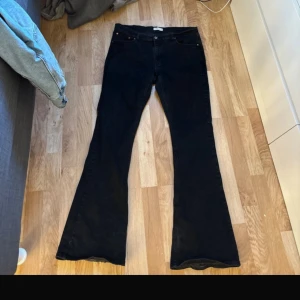 Svarta lowwaist jeans  - Svarta lowwaist jeans från Gina Tricot 