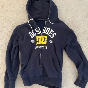 Zip up hoodie - Säljer den här as coola zip up hoodien, säljer för att den inte har kommit till användning, köpt secondhand och är i fint skick💕