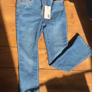 Skippy flared jeans Lager 157 - Säljer ett par jeans från lager 157 som aldrig är använda och prislappen sitter kvar. Original pris är 150 och jag säljer dem för 50kr