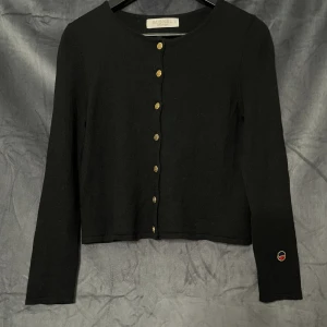 Busnel tröja.  - Säljer denna fina tröja. Den är i fint skick skulle säga 10/10. Kontakta gärna vid frågor.  