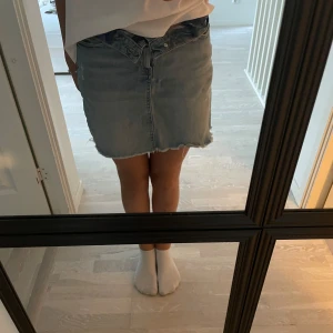 Jeans kjol - Jag säljer min jeans kjol från Kappahl för att den inte kommer till användning. Den är i bra skick. Den går att spänna in och ut i midjan. Pris kan diskuteras💕