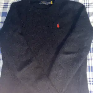 Säljer en fräsch stickad Ralph lauren tröja köpt på Lads i Sundsvall. Nypris: 2699kr Mitt pris: 1399kr (Pris är inte hugget i sten)