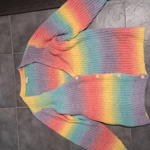 Regnbågsfärgad kofta  - Tröjan är regnbågsfärgad och är knappt använd 🌸🌈 Jag säljer den då den inte längre är min stil men den är superfin! 🥰