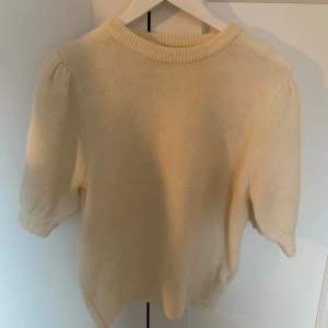 Jättefin beige/vit stickad tröja från Gina tricot💕 Aldrig använt, storlek xs💕 Säljer då den inte kommer till användning!