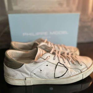 Philip models  - Säljer mina Philip models i sådär skick. Litet hål i hälen på båda, men inget man märker av vid användning. hör av er vid minsta lilla. Priset är ej hugget i sten 