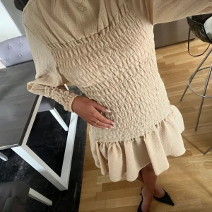 Beige Klänning - Söt beige klänning från H&M aldrig använd💛 st.34/xs passar även small/ 36 och upp då den är väldigt stretchig i materialet 