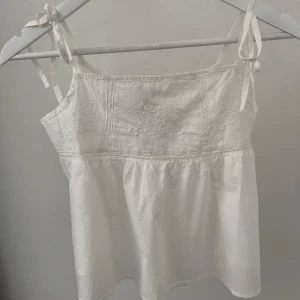 Broderad topp - Säljer detta gulliga linne från hm som jag aldrig använt💕slutsålt!