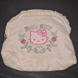 Hello kitty pouch😼 - Rosa hello kitty pouch, lite fläckig🔥