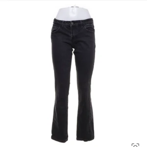 Låidjade bootcut jeans - Ett par långtidsfrånvaro bootcut jeans. De är i storlek 38 men skulle säga att de mer är som 36.