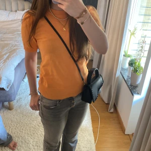 Kortärmad tröja  - Endast använd fåtal gånger, nyskick 🧡
