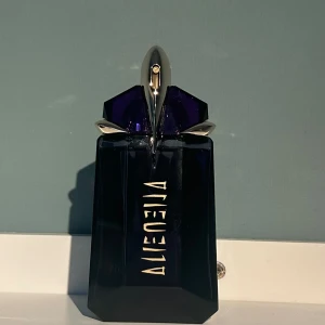 Alien parfym  - Alien parfym endast testad💕 60 ml💕 nypris 1400💕 säljer då den inte riktigt passade mig💕