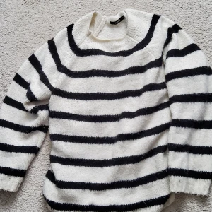 Gosig sweater  - Jätteskön mjuk kofta som är varm och inte kliig. Har använts mycket men i bra skick, säljer pga inte min stil. Står xs men är oversized.
