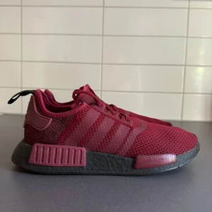Adidas NMD R1 Deep Red  - Adidas NMD R1   Nypris: 1600kr.  fint skick,inga slitage  Färg: Deep Red (säljs inte längre)  Perfekt för vardagligt bruk eller träning, väger väldigt lite. 