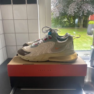 Travis scott Air Max 270 - Storlek 44 / US 10 Skick 6-7/10  Köpte som använda, men passar inte   Pris kan diskuteras, tar även trades   Nypris 4900 enligt stock X  
