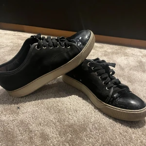 Lanvin - Hej  Säljer min Lanvin i storlek 7 40,5 passar 41,5. Inget medföljer. Skick 6/10. Vid fler bilder eller funderingar hör gärna av dig.