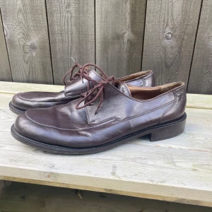 Old Money Dress Shoes - Sjukt fina skor i äkta läder. Skorna är nyskick då de ej passade. Står 46 på insidan men sitter som 47  Hör av dig om du har några funderingar! 😄  (Nypris ca 1399)