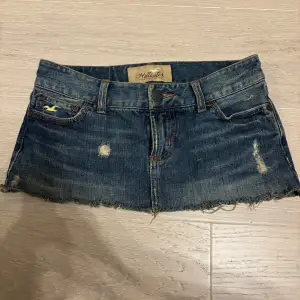 Säljer denna superfina mini kjolen i denim från hollister, skulle säga att den passar nån som har xs ❤️